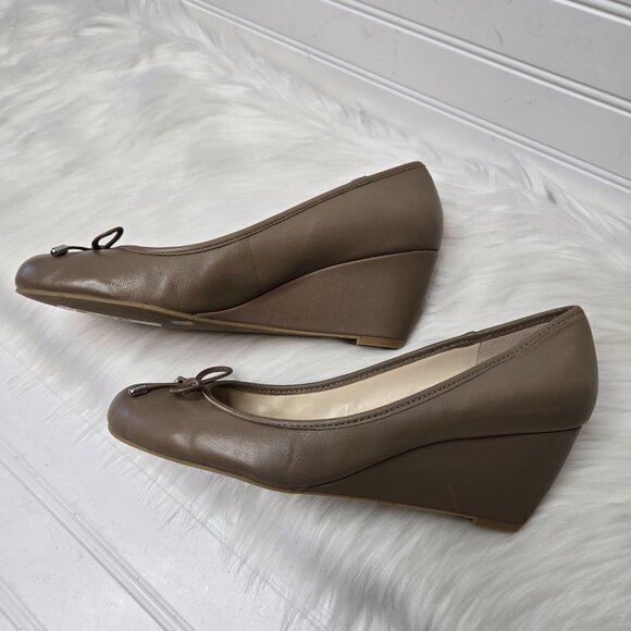 BCBGeneration Women's Beige TEGAN Wedge Pump Shoes Size 8.5 BCBG Slip-On Comfort - Picture 5 of 9